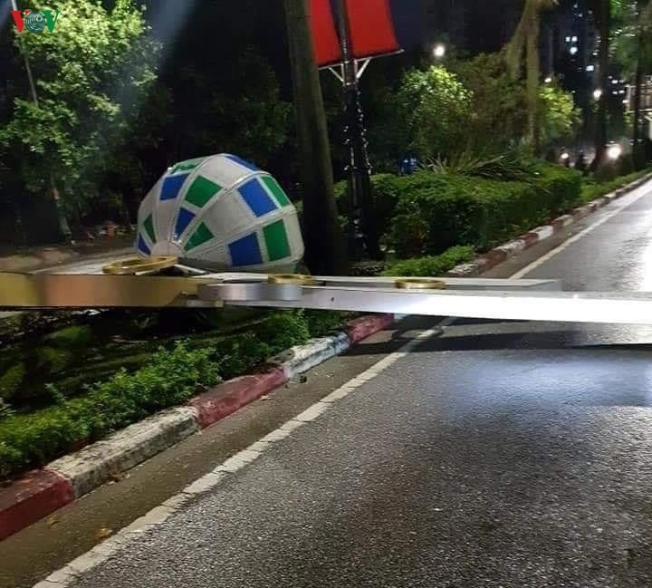 Hàng loạt cột đèn trang trí trên TP Vinh bị quật ngã sau một trận dông